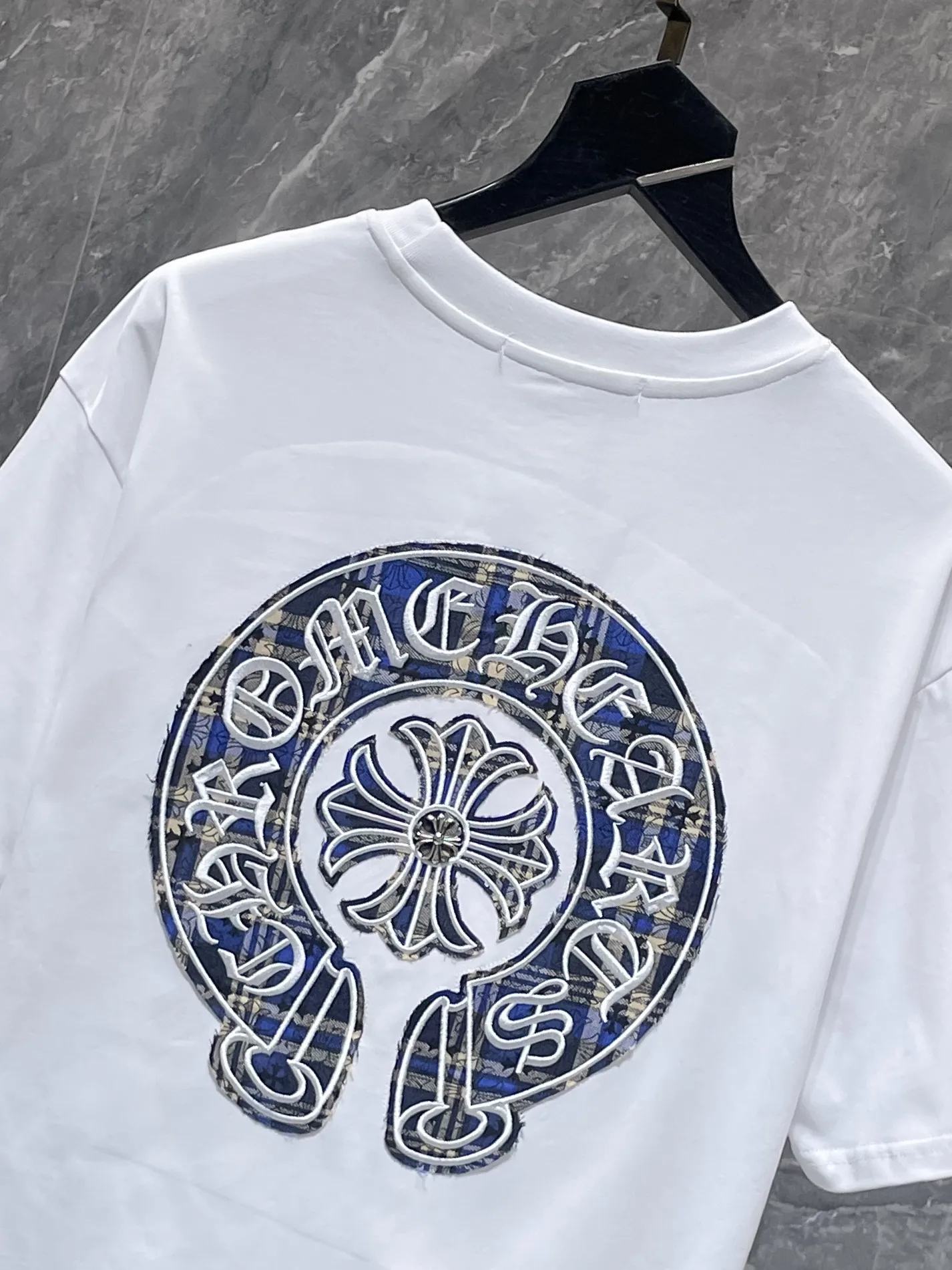 P160 New Chrome Hearts 25ss for summer. High-weight, environmentally friendly and high-quality top-grade fabric. 280g Chrome Horseshoe Contrast Color Patch Short Sleeves. Heavy-duty pure hand-cut patch embroidery technology. Counter synchronization. Re-engraved version 1:1. Recommended Color: Black White. Size: S, M, L, XL.